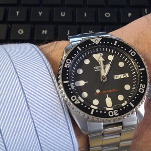 Mặt số 42mm to bản với màu đen nổi bật, đầy nam tính